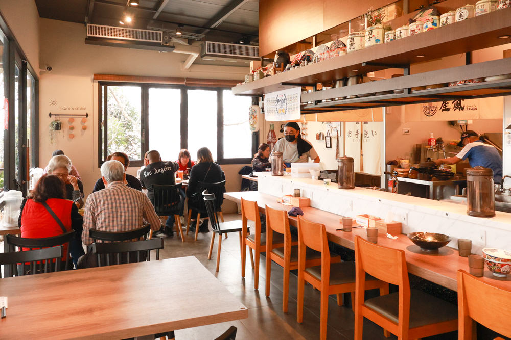 清境美食｜星嵐拉麵。一週只營業三天的絕美玻璃屋拉麵店、戶外座位區可攜帶寵物、粉嫩櫻花季、遠眺霧社水庫