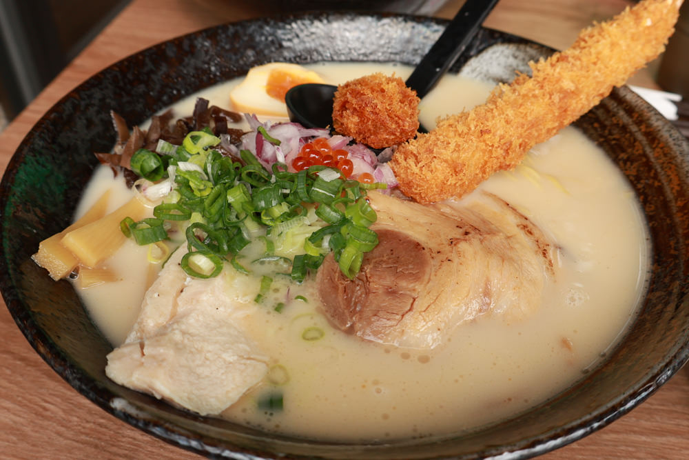 清境美食｜星嵐拉麵。一週只營業三天的絕美玻璃屋拉麵店、戶外座位區可攜帶寵物、粉嫩櫻花季、遠眺霧社水庫