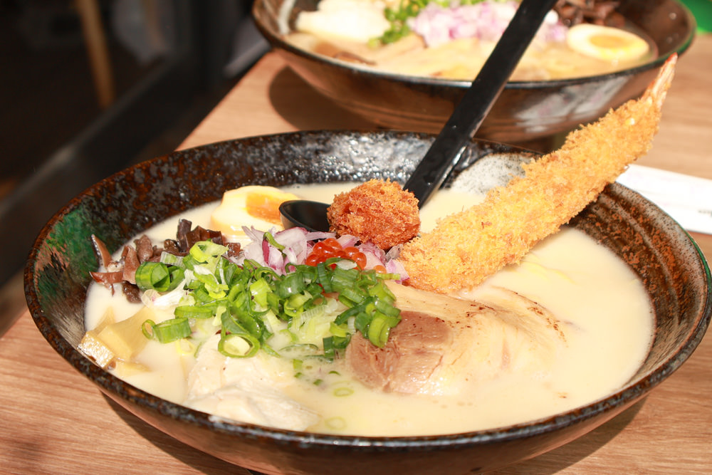 清境美食｜星嵐拉麵。一週只營業三天的絕美玻璃屋拉麵店、戶外座位區可攜帶寵物、粉嫩櫻花季、遠眺霧社水庫