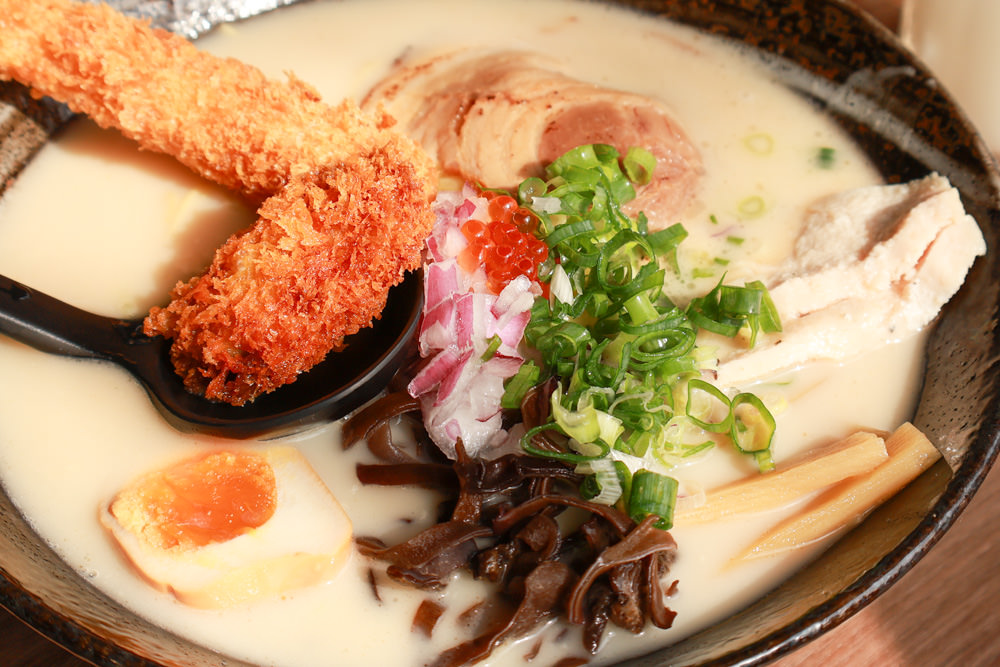 清境美食｜星嵐拉麵。一週只營業三天的絕美玻璃屋拉麵店、戶外座位區可攜帶寵物、粉嫩櫻花季、遠眺霧社水庫