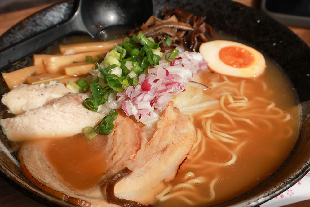 清境美食｜星嵐拉麵。一週只營業三天的絕美玻璃屋拉麵店、戶外座位區可攜帶寵物、粉嫩櫻花季、遠眺霧社水庫