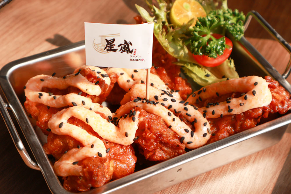 清境美食｜星嵐拉麵。一週只營業三天的絕美玻璃屋拉麵店、戶外座位區可攜帶寵物、粉嫩櫻花季、遠眺霧社水庫