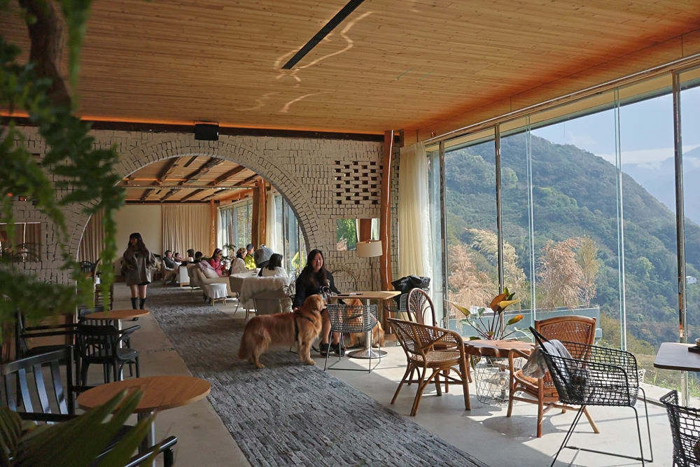 南投清境美食|Mountain Bica Cafe 彼卡山咖啡廳。寵物友善餐廳、清境最美玻璃屋咖啡廳 - 第1張圖 南投清境美食|Mountain Bica Cafe 彼卡山咖啡廳。寵物友善餐廳、清境最美玻璃屋咖啡廳