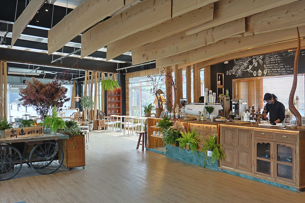 南投清境美食|Mountain Bica Cafe 彼卡山咖啡廳。寵物友善餐廳、清境最美玻璃屋咖啡廳 - 第7張圖 南投清境美食|Mountain Bica Cafe 彼卡山咖啡廳。寵物友善餐廳、清境最美玻璃屋咖啡廳