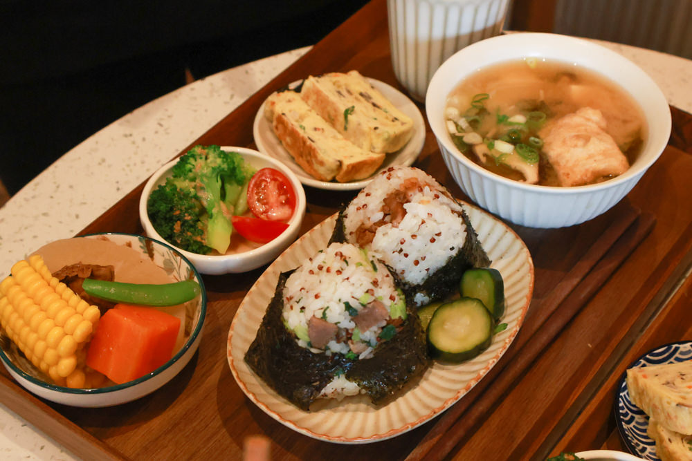 林口美食｜滿宅。寵物友善餐廳、日系手作飯糰、隱藏巷弄中的早午餐、日式復古風飯糰