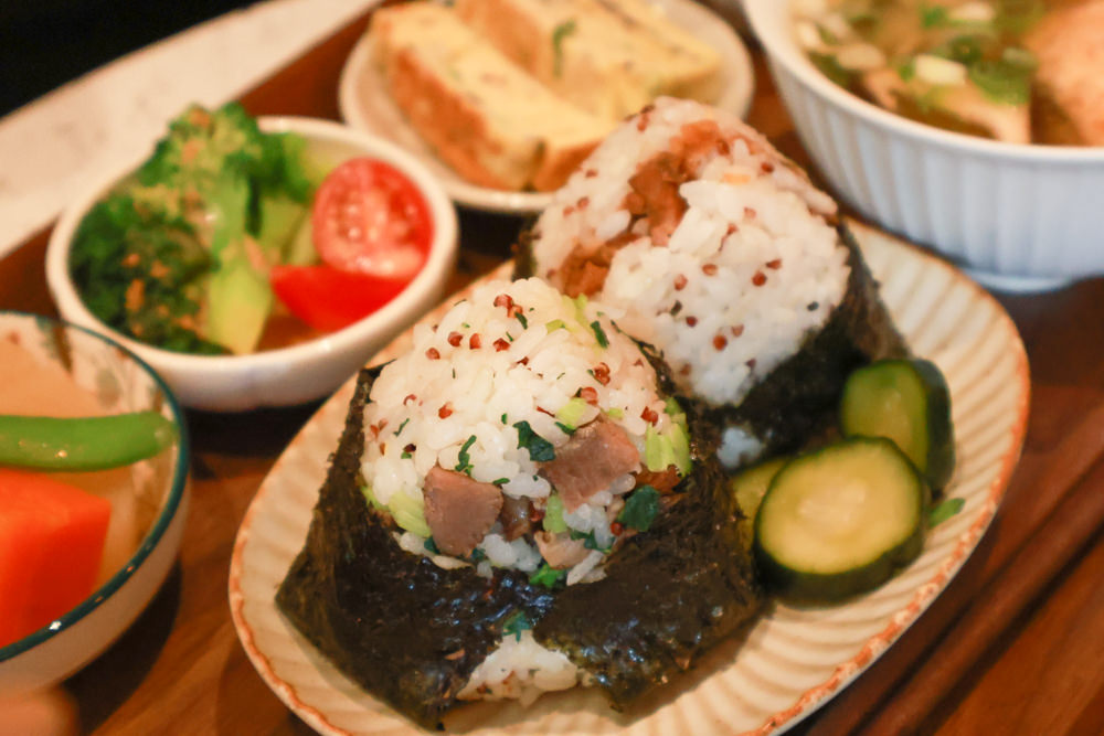 林口美食｜滿宅。寵物友善餐廳、日系手作飯糰、隱藏巷弄中的早午餐、日式復古風飯糰