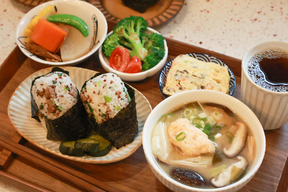 林口美食｜滿宅。寵物友善餐廳、日系手作飯糰、隱藏巷弄中的早午餐、日式復古風飯糰