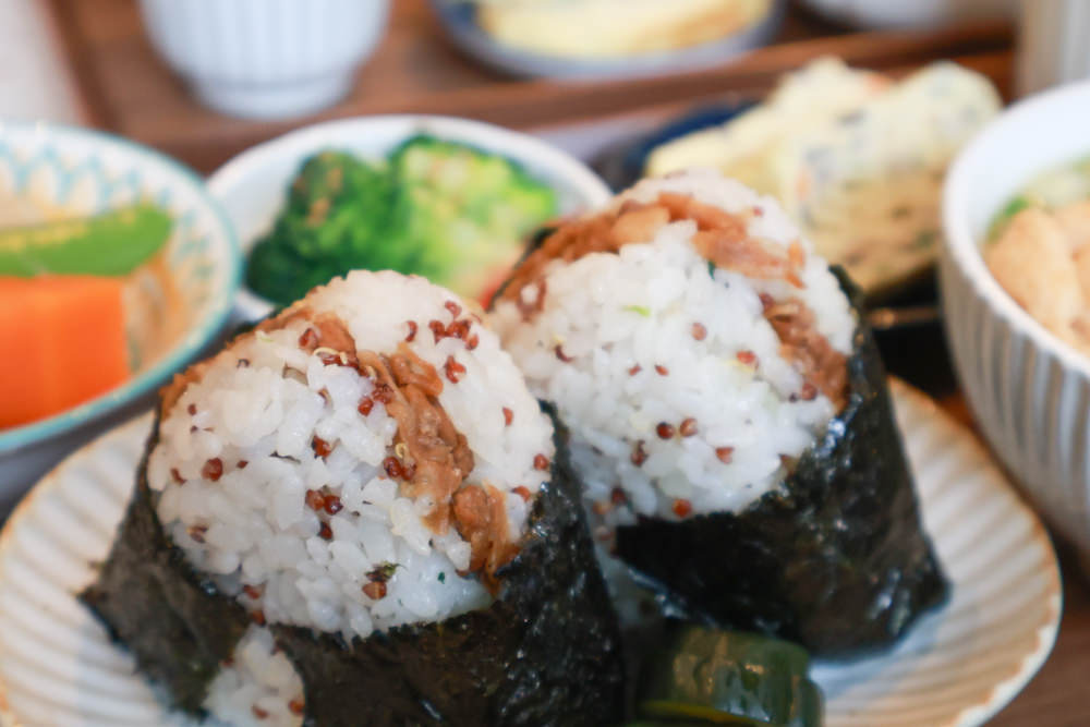 林口美食｜滿宅。寵物友善餐廳、日系手作飯糰、隱藏巷弄中的早午餐、日式復古風飯糰