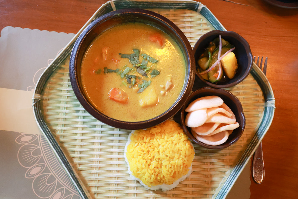南投魚池美食｜烏布雨林峇里島主題餐廳。隱藏在日月潭山林裡的峇里島宮殿、寵物需放置推車中才可進入餐廳