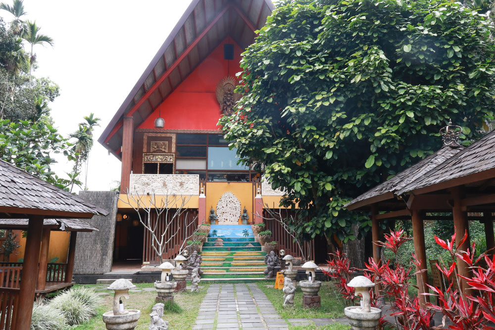 南投魚池美食｜烏布雨林峇里島主題餐廳。隱藏在日月潭山林裡的峇里島宮殿、寵物需放置推車中才可進入餐廳