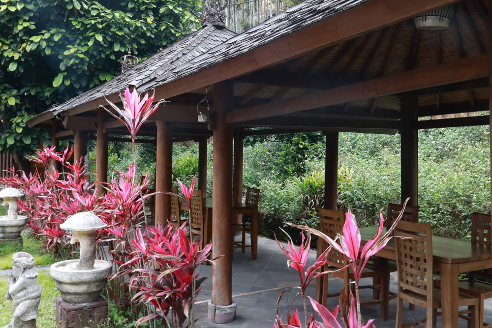 南投魚池美食｜烏布雨林峇里島主題餐廳。隱藏在日月潭山林裡的峇里島宮殿、寵物需放置推車中才可進入餐廳