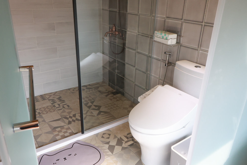 苗栗銅鑼99之6莊園包棟民宿｜充滿異國風情的寵物友善民宿、大草皮、樹屋、BBQ涼亭烤肉區