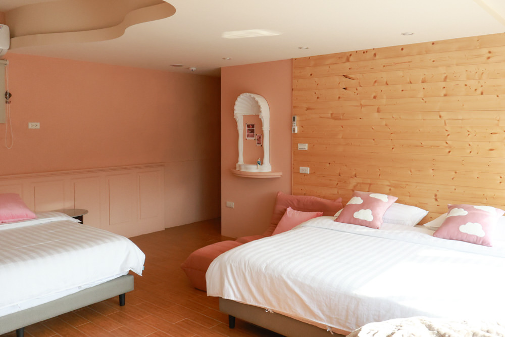 苗栗銅鑼99之6莊園包棟民宿｜充滿異國風情的寵物友善民宿、大草皮、樹屋、BBQ涼亭烤肉區