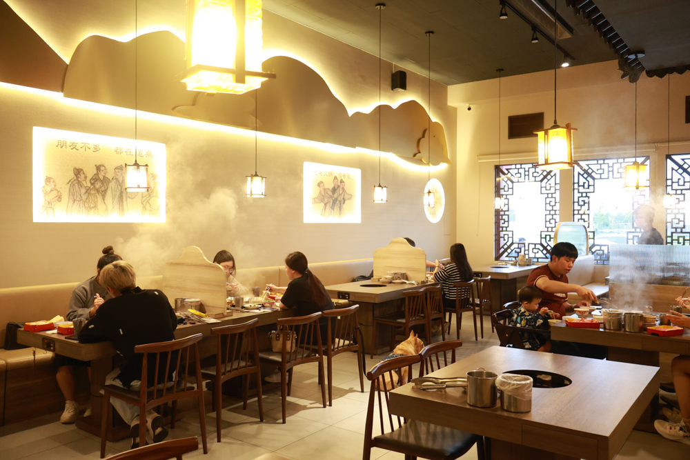 宜蘭美食｜麻辣囍室。宜蘭火鍋吃到飽、宮廷風和牛麻辣鴛鴦鍋、寵物友善餐廳、免費招待毛孩肉肉餐點