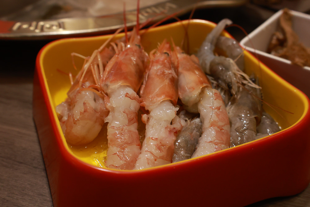 宜蘭美食｜麻辣囍室。宜蘭火鍋吃到飽、宮廷風和牛麻辣鴛鴦鍋、寵物友善餐廳、免費招待毛孩肉肉餐點