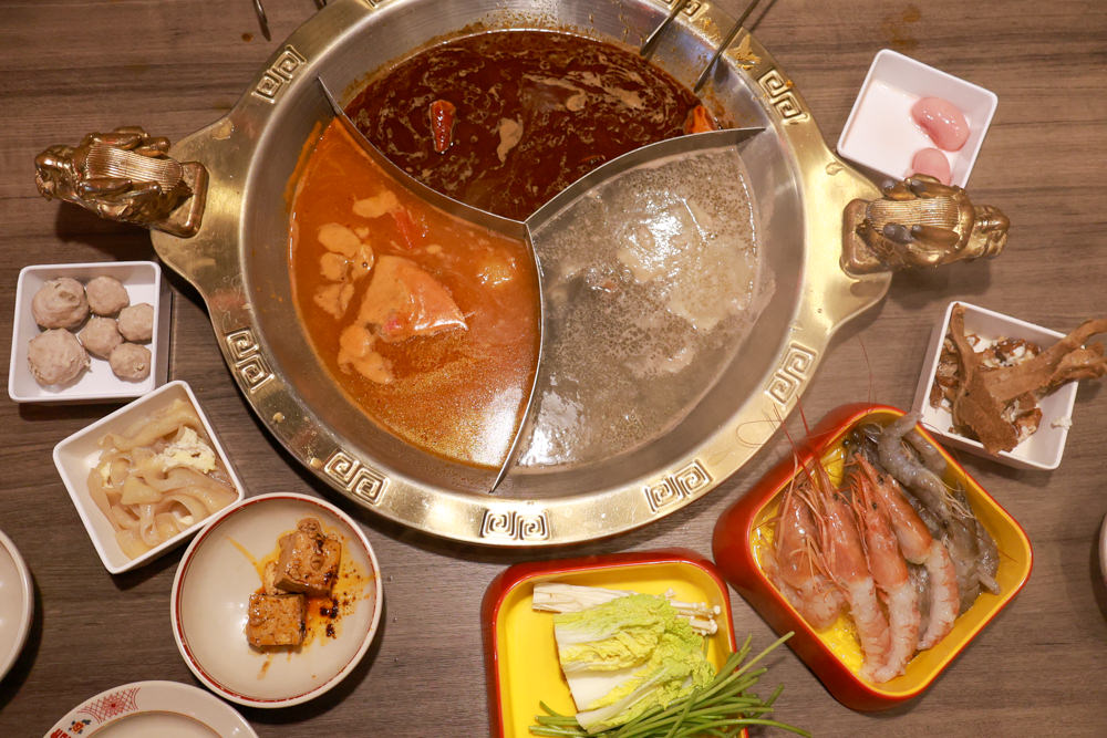 宜蘭美食｜麻辣囍室。宜蘭火鍋吃到飽、宮廷風和牛麻辣鴛鴦鍋、寵物友善餐廳、免費招待毛孩肉肉餐點