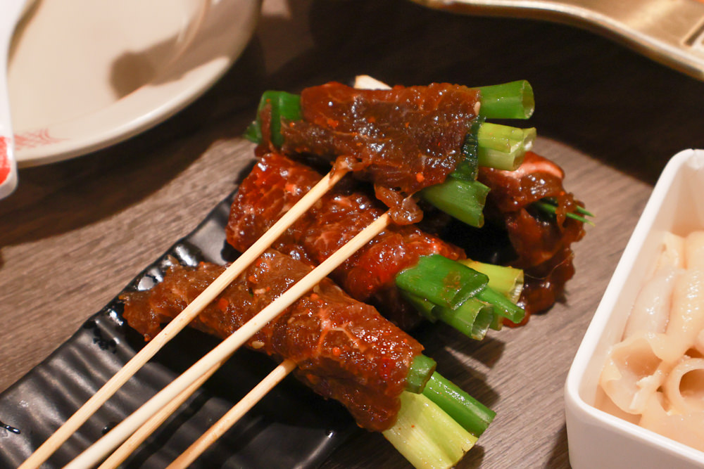 宜蘭美食｜麻辣囍室。宜蘭火鍋吃到飽、宮廷風和牛麻辣鴛鴦鍋、寵物友善餐廳、免費招待毛孩肉肉餐點