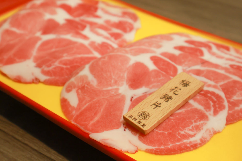 宜蘭美食｜麻辣囍室。宜蘭火鍋吃到飽、宮廷風和牛麻辣鴛鴦鍋、寵物友善餐廳、免費招待毛孩肉肉餐點