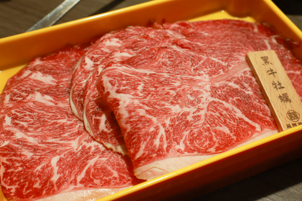 宜蘭美食｜麻辣囍室。宜蘭火鍋吃到飽、宮廷風和牛麻辣鴛鴦鍋、寵物友善餐廳、免費招待毛孩肉肉餐點