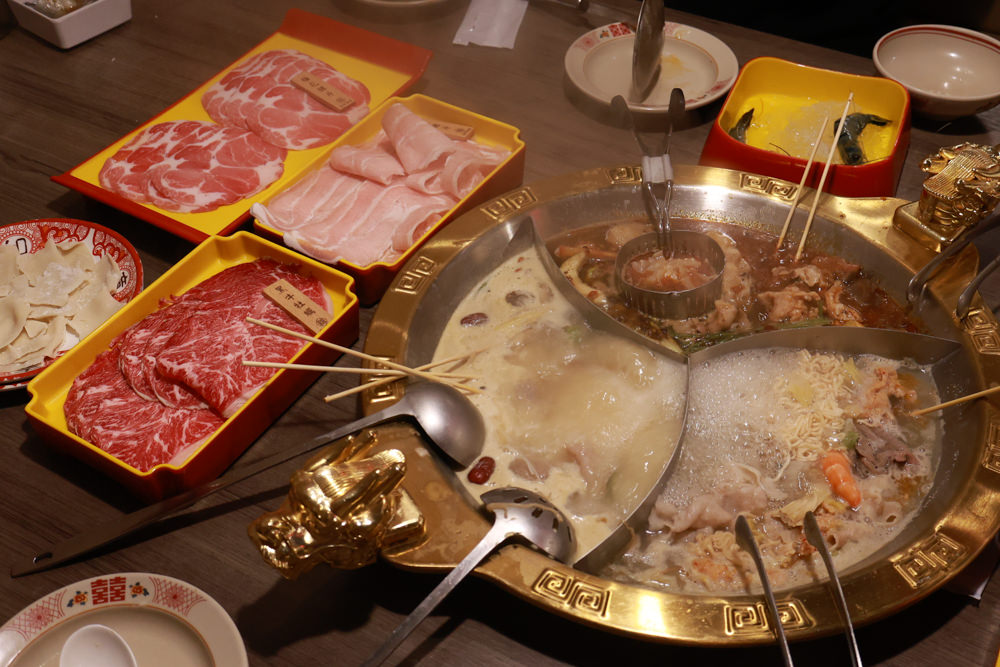 宜蘭美食｜麻辣囍室。宜蘭火鍋吃到飽、宮廷風和牛麻辣鴛鴦鍋、寵物友善餐廳、免費招待毛孩肉肉餐點