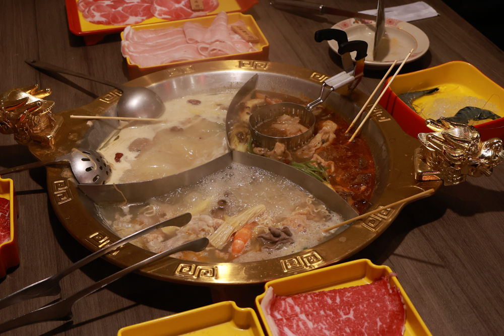 宜蘭美食｜麻辣囍室。宜蘭火鍋吃到飽、宮廷風和牛麻辣鴛鴦鍋、寵物友善餐廳、免費招待毛孩肉肉餐點