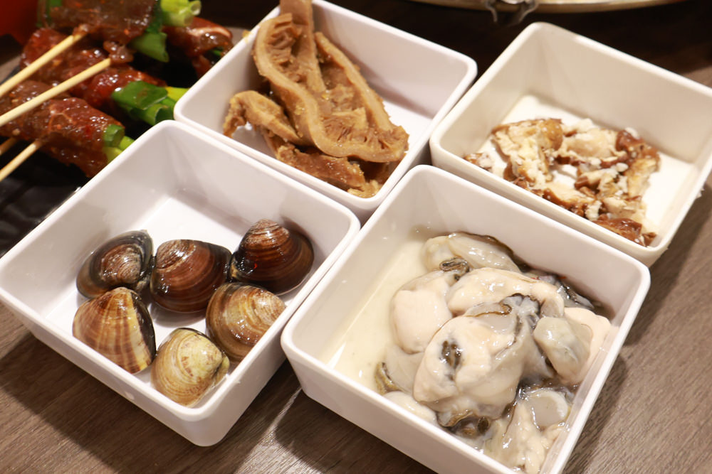 宜蘭美食｜麻辣囍室。宜蘭火鍋吃到飽、宮廷風和牛麻辣鴛鴦鍋、寵物友善餐廳、免費招待毛孩肉肉餐點