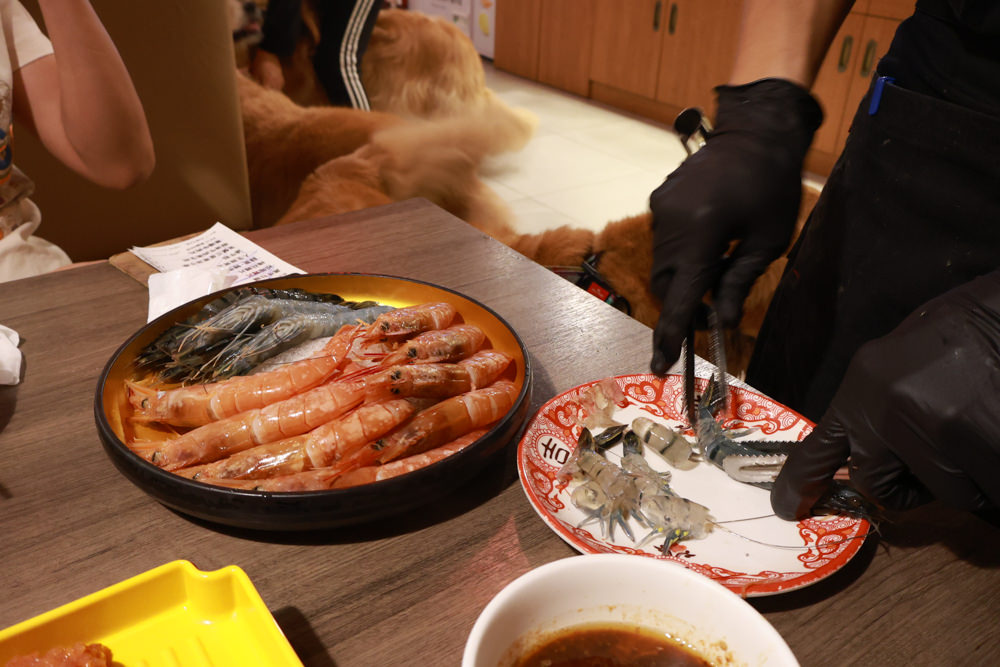 宜蘭美食｜麻辣囍室。宜蘭火鍋吃到飽、宮廷風和牛麻辣鴛鴦鍋、寵物友善餐廳、免費招待毛孩肉肉餐點