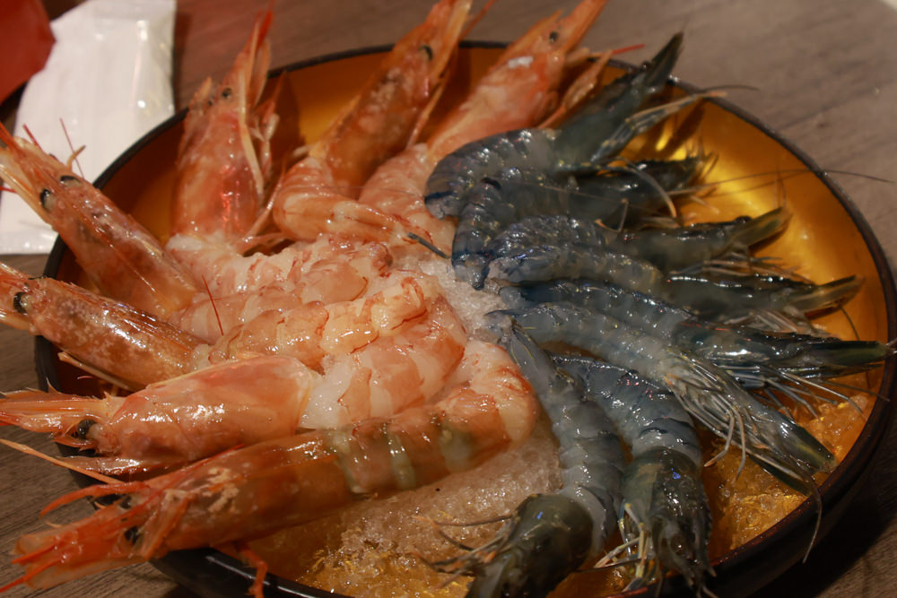 宜蘭美食｜麻辣囍室。宜蘭火鍋吃到飽、宮廷風和牛麻辣鴛鴦鍋、寵物友善餐廳、免費招待毛孩肉肉餐點