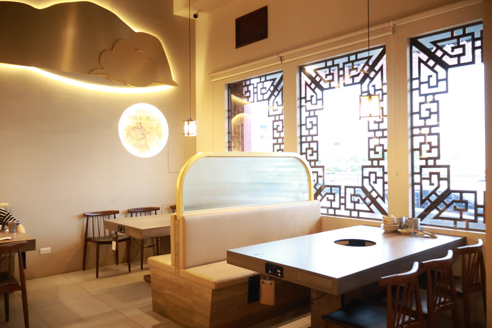 宜蘭美食｜麻辣囍室。宜蘭火鍋吃到飽、宮廷風和牛麻辣鴛鴦鍋、寵物友善餐廳、免費招待毛孩肉肉餐點