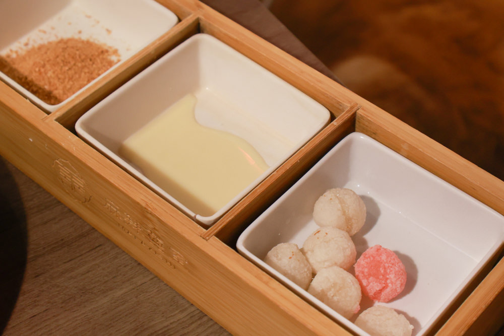 宜蘭美食｜麻辣囍室。宜蘭火鍋吃到飽、宮廷風和牛麻辣鴛鴦鍋、寵物友善餐廳、免費招待毛孩肉肉餐點