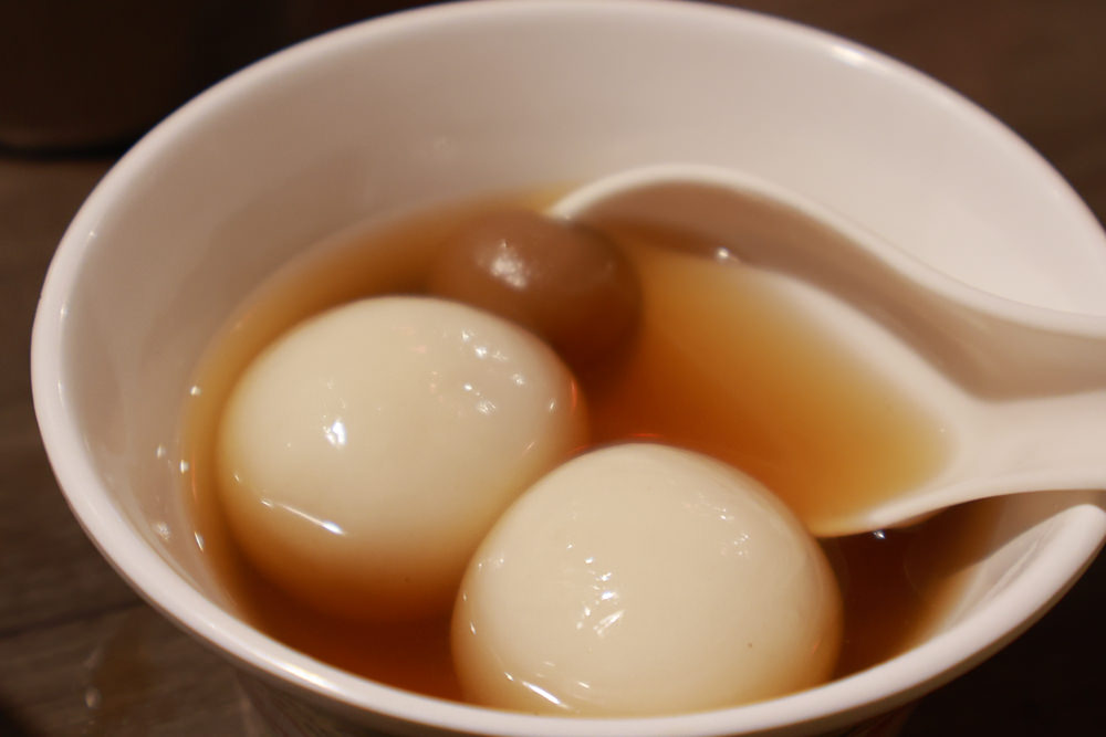 宜蘭美食｜麻辣囍室。宜蘭火鍋吃到飽、宮廷風和牛麻辣鴛鴦鍋、寵物友善餐廳、免費招待毛孩肉肉餐點