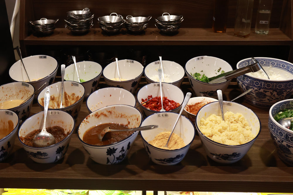 宜蘭美食｜麻辣囍室。宜蘭火鍋吃到飽、宮廷風和牛麻辣鴛鴦鍋、寵物友善餐廳、免費招待毛孩肉肉餐點