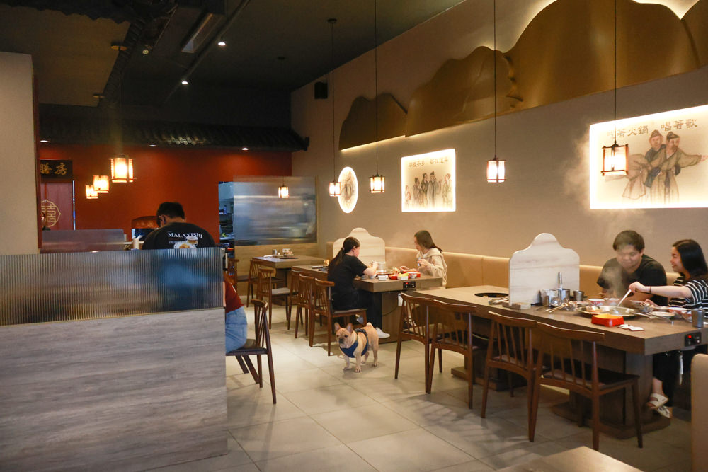 宜蘭美食｜麻辣囍室。宜蘭火鍋吃到飽、宮廷風和牛麻辣鴛鴦鍋、寵物友善餐廳、免費招待毛孩肉肉餐點