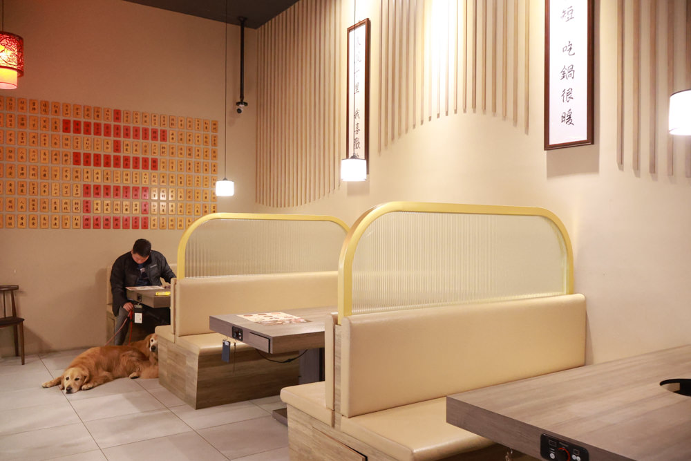 宜蘭美食｜麻辣囍室。宜蘭火鍋吃到飽、宮廷風和牛麻辣鴛鴦鍋、寵物友善餐廳、免費招待毛孩肉肉餐點