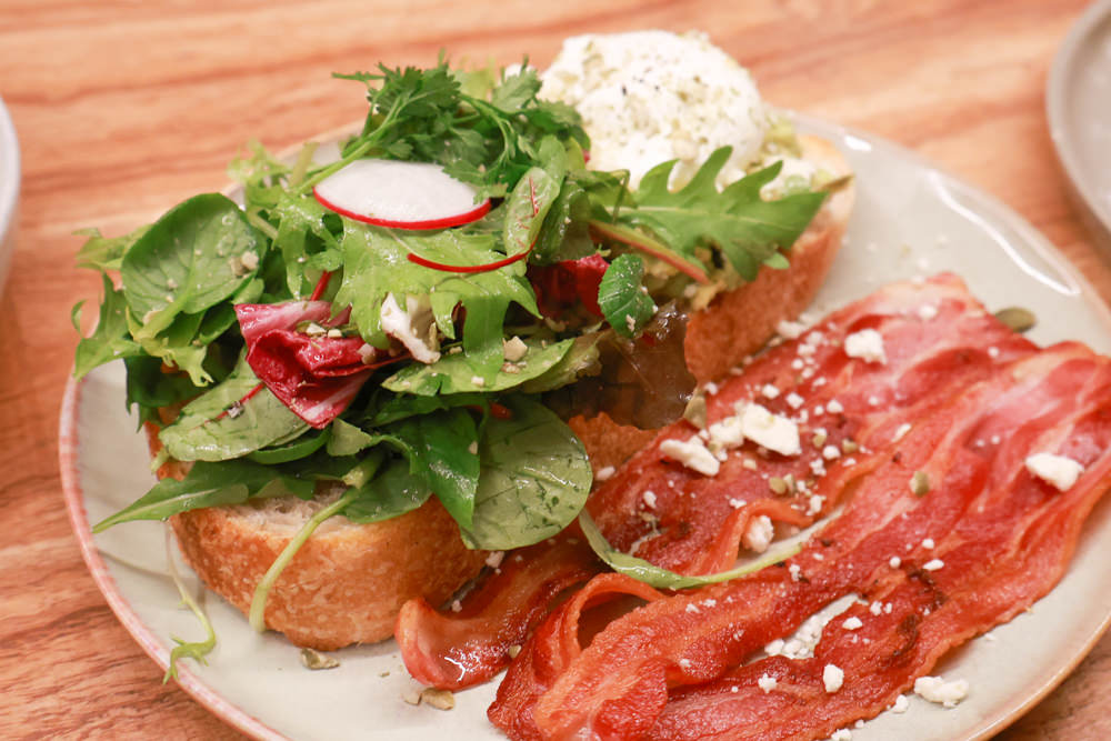 新店美食｜YARRA Cafe 澳式早午餐。寵物友善餐廳、新店咖啡廳、捷運小碧潭站、可以預訂寵物餐