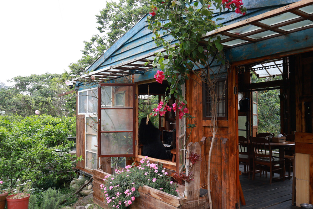 桃園龍潭咖啡廳|青山吉田。橘子園中的秘境廢墟風咖啡廳、寵物友善餐廳、預約制、桃園龍潭景點、冬天還有圍爐煮茶烤橘子 - 第11張圖 桃園龍潭咖啡廳|青山吉田。橘子園中的秘境廢墟風咖啡廳、寵物友善餐廳、預約制、桃園龍潭景點、冬天還有圍爐煮茶烤橘子