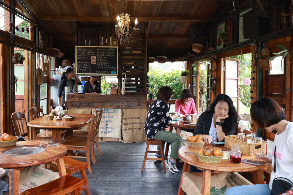 桃園龍潭咖啡廳|青山吉田。橘子園中的秘境廢墟風咖啡廳、寵物友善餐廳、預約制、桃園龍潭景點、冬天還有圍爐煮茶烤橘子 - 第13張圖 桃園龍潭咖啡廳|青山吉田。橘子園中的秘境廢墟風咖啡廳、寵物友善餐廳、預約制、桃園龍潭景點、冬天還有圍爐煮茶烤橘子