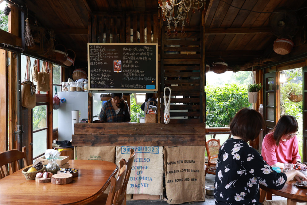 桃園龍潭咖啡廳|青山吉田。橘子園中的秘境廢墟風咖啡廳、寵物友善餐廳、預約制、桃園龍潭景點、冬天還有圍爐煮茶烤橘子 - 第14張圖 桃園龍潭咖啡廳|青山吉田。橘子園中的秘境廢墟風咖啡廳、寵物友善餐廳、預約制、桃園龍潭景點、冬天還有圍爐煮茶烤橘子
