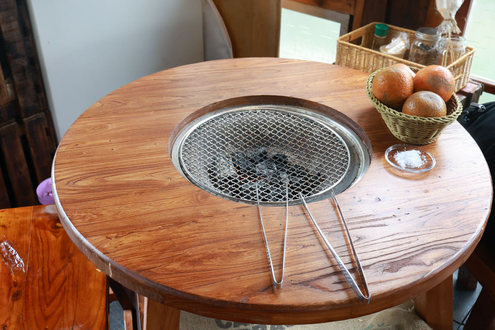 桃園龍潭咖啡廳|青山吉田。橘子園中的秘境廢墟風咖啡廳、寵物友善餐廳、預約制、桃園龍潭景點、冬天還有圍爐煮茶烤橘子 - 第17張圖 桃園龍潭咖啡廳|青山吉田。橘子園中的秘境廢墟風咖啡廳、寵物友善餐廳、預約制、桃園龍潭景點、冬天還有圍爐煮茶烤橘子