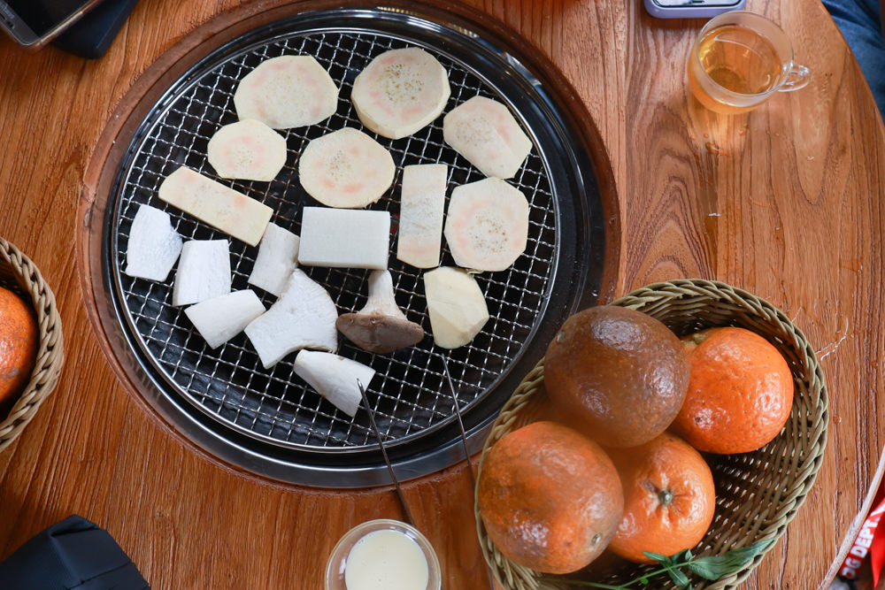 桃園龍潭咖啡廳|青山吉田。橘子園中的秘境廢墟風咖啡廳、寵物友善餐廳、預約制、桃園龍潭景點、冬天還有圍爐煮茶烤橘子 - 第23張圖 桃園龍潭咖啡廳|青山吉田。橘子園中的秘境廢墟風咖啡廳、寵物友善餐廳、預約制、桃園龍潭景點、冬天還有圍爐煮茶烤橘子