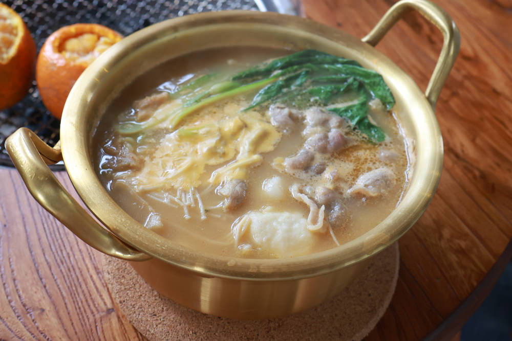 桃園龍潭咖啡廳|青山吉田。橘子園中的秘境廢墟風咖啡廳、寵物友善餐廳、預約制、桃園龍潭景點、冬天還有圍爐煮茶烤橘子 - 第26張圖 桃園龍潭咖啡廳|青山吉田。橘子園中的秘境廢墟風咖啡廳、寵物友善餐廳、預約制、桃園龍潭景點、冬天還有圍爐煮茶烤橘子