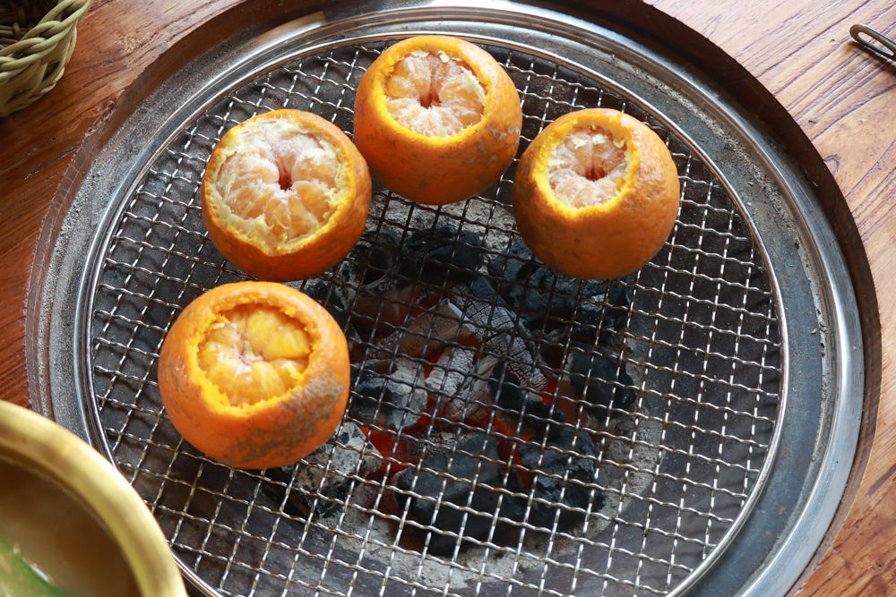 桃園龍潭咖啡廳|青山吉田。橘子園中的秘境廢墟風咖啡廳、寵物友善餐廳、預約制、桃園龍潭景點、冬天還有圍爐煮茶烤橘子 - 第22張圖 桃園龍潭咖啡廳|青山吉田。橘子園中的秘境廢墟風咖啡廳、寵物友善餐廳、預約制、桃園龍潭景點、冬天還有圍爐煮茶烤橘子