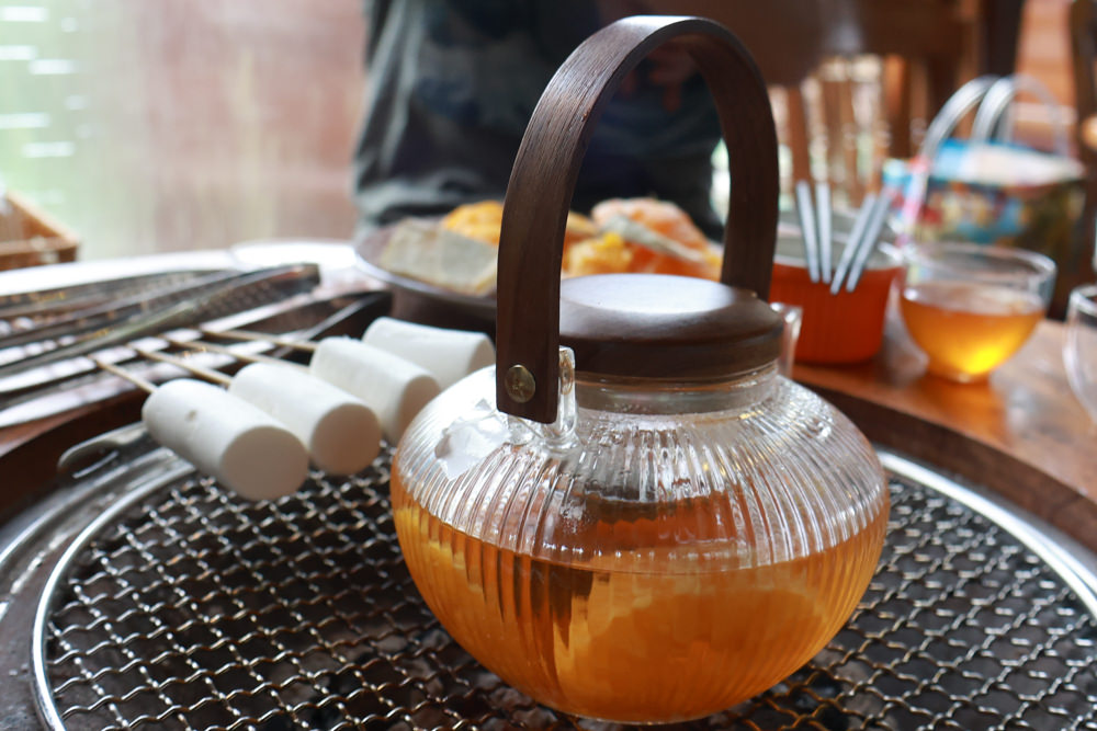 桃園龍潭咖啡廳|青山吉田。橘子園中的秘境廢墟風咖啡廳、寵物友善餐廳、預約制、桃園龍潭景點、冬天還有圍爐煮茶烤橘子 - 第25張圖 桃園龍潭咖啡廳|青山吉田。橘子園中的秘境廢墟風咖啡廳、寵物友善餐廳、預約制、桃園龍潭景點、冬天還有圍爐煮茶烤橘子