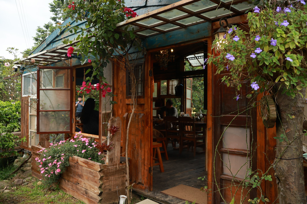 桃園龍潭咖啡廳|青山吉田。橘子園中的秘境廢墟風咖啡廳、寵物友善餐廳、預約制、桃園龍潭景點、冬天還有圍爐煮茶烤橘子 - 第3張圖 桃園龍潭咖啡廳|青山吉田。橘子園中的秘境廢墟風咖啡廳、寵物友善餐廳、預約制、桃園龍潭景點、冬天還有圍爐煮茶烤橘子