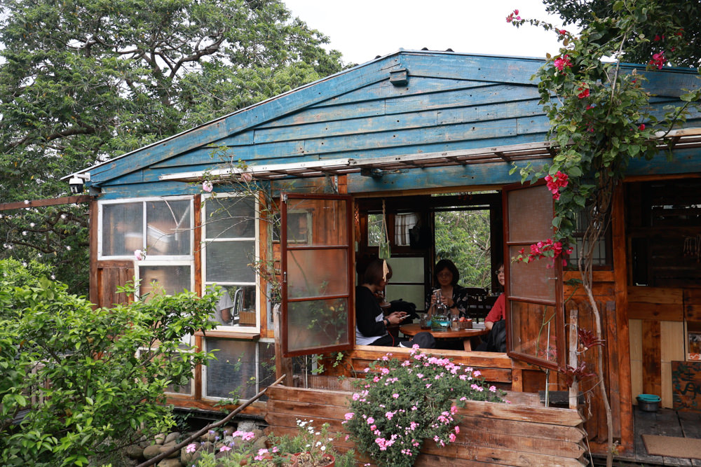 桃園龍潭咖啡廳|青山吉田。橘子園中的秘境廢墟風咖啡廳、寵物友善餐廳、預約制、桃園龍潭景點、冬天還有圍爐煮茶烤橘子 - 第9張圖 桃園龍潭咖啡廳|青山吉田。橘子園中的秘境廢墟風咖啡廳、寵物友善餐廳、預約制、桃園龍潭景點、冬天還有圍爐煮茶烤橘子