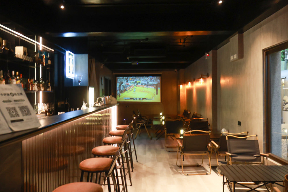 桃園蘆竹美食｜民權拾酒。野奢露營風餐酒館、寵物友善餐廳、專屬KTV包廂、桃園餐酒館、露營風酒吧