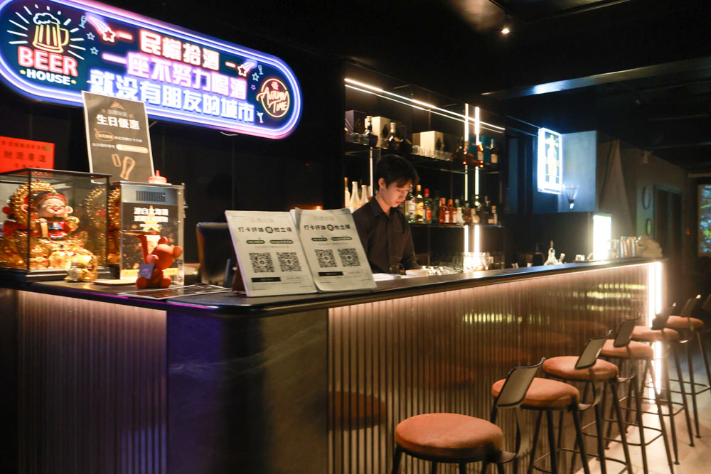 桃園蘆竹美食｜民權拾酒。野奢露營風餐酒館、寵物友善餐廳、專屬KTV包廂、桃園餐酒館、露營風酒吧