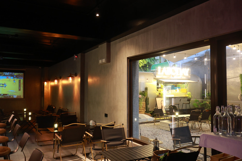 桃園蘆竹美食｜民權拾酒。野奢露營風餐酒館、寵物友善餐廳、專屬KTV包廂、桃園餐酒館、露營風酒吧