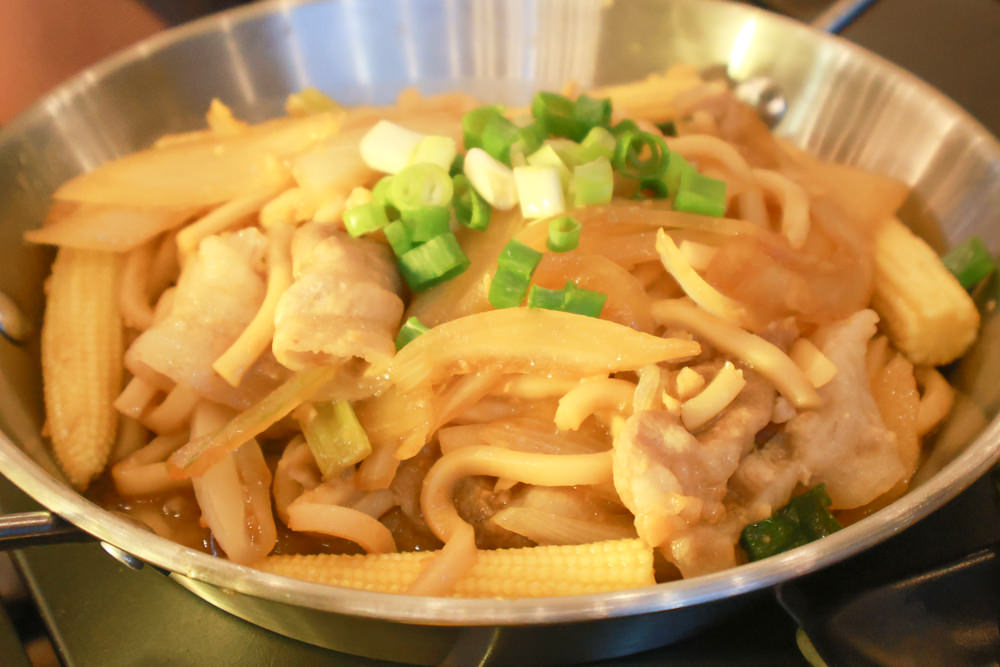 桃園蘆竹美食｜民權拾酒。野奢露營風餐酒館、寵物友善餐廳、專屬KTV包廂、桃園餐酒館、露營風酒吧