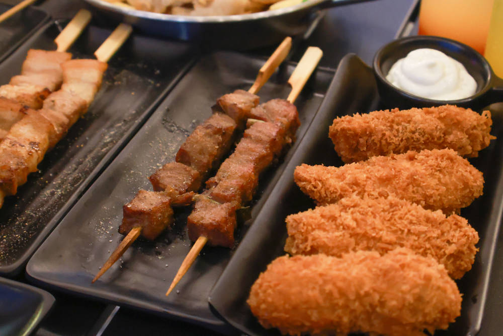 桃園蘆竹美食｜民權拾酒。野奢露營風餐酒館、寵物友善餐廳、專屬KTV包廂、桃園餐酒館、露營風酒吧
